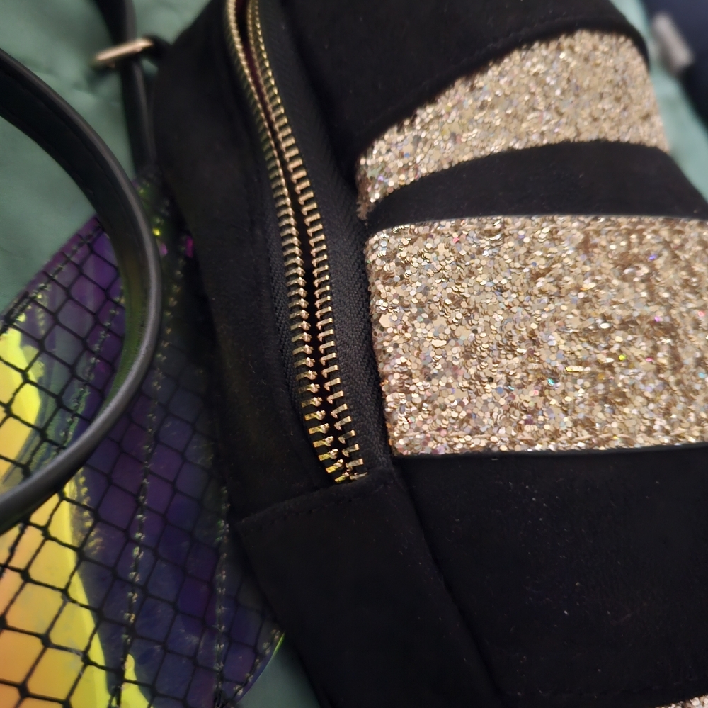 Betsey Johnson Bee Convertable Backpack / Crossbo… - image 5